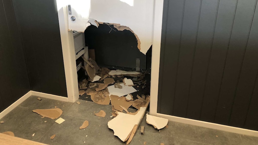 Разбитые двери фото Разбитые двери фото