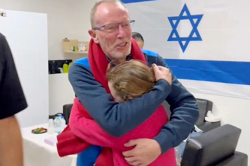 汉德和她的父亲托马斯在她被哈马斯释放后拥抱在一起。