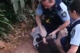 新州警方执法时扫踢一名青少年双脚，使其直接摔倒在地。