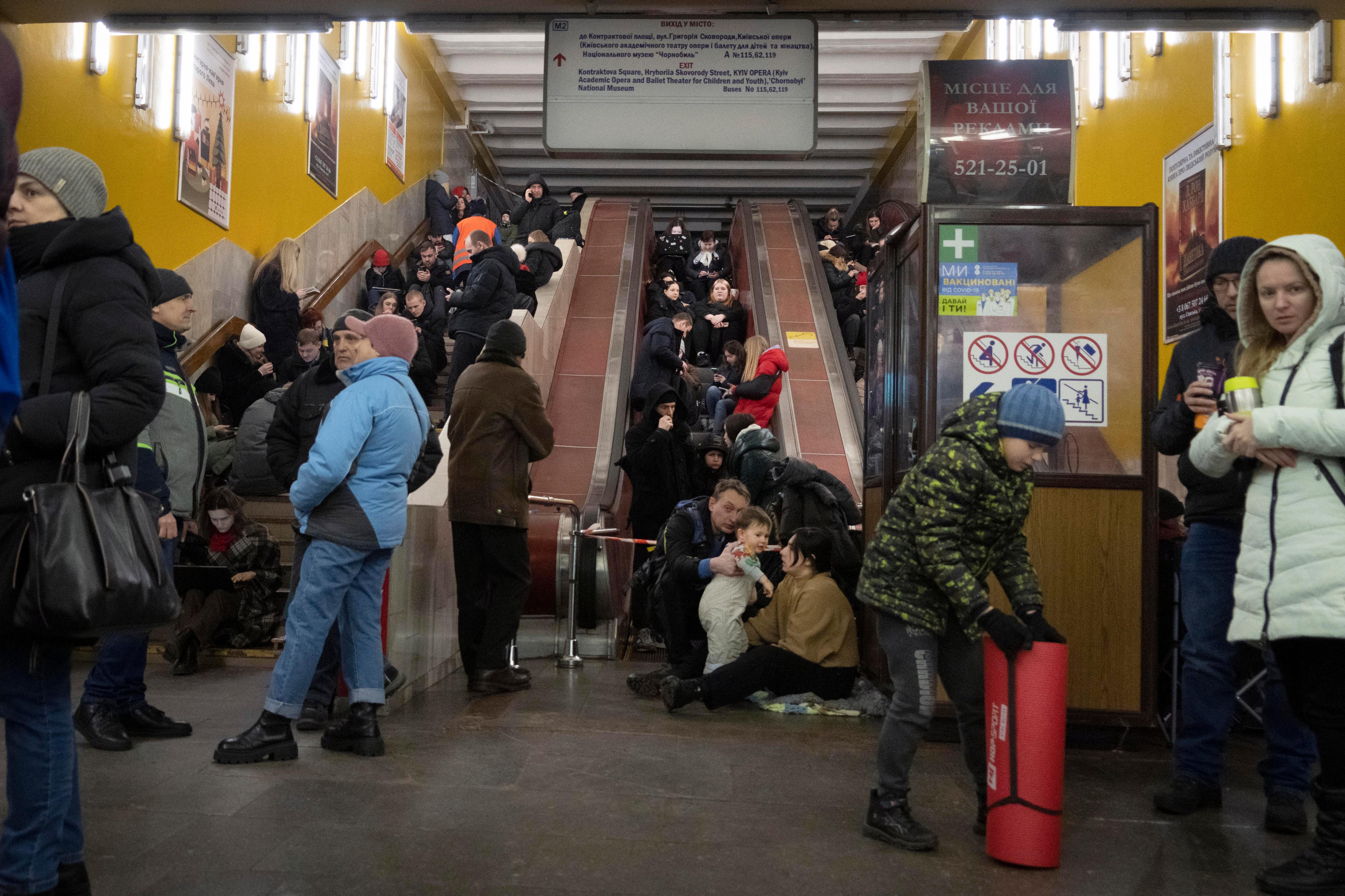 人们聚集在基辅用作防空洞的地铁站。