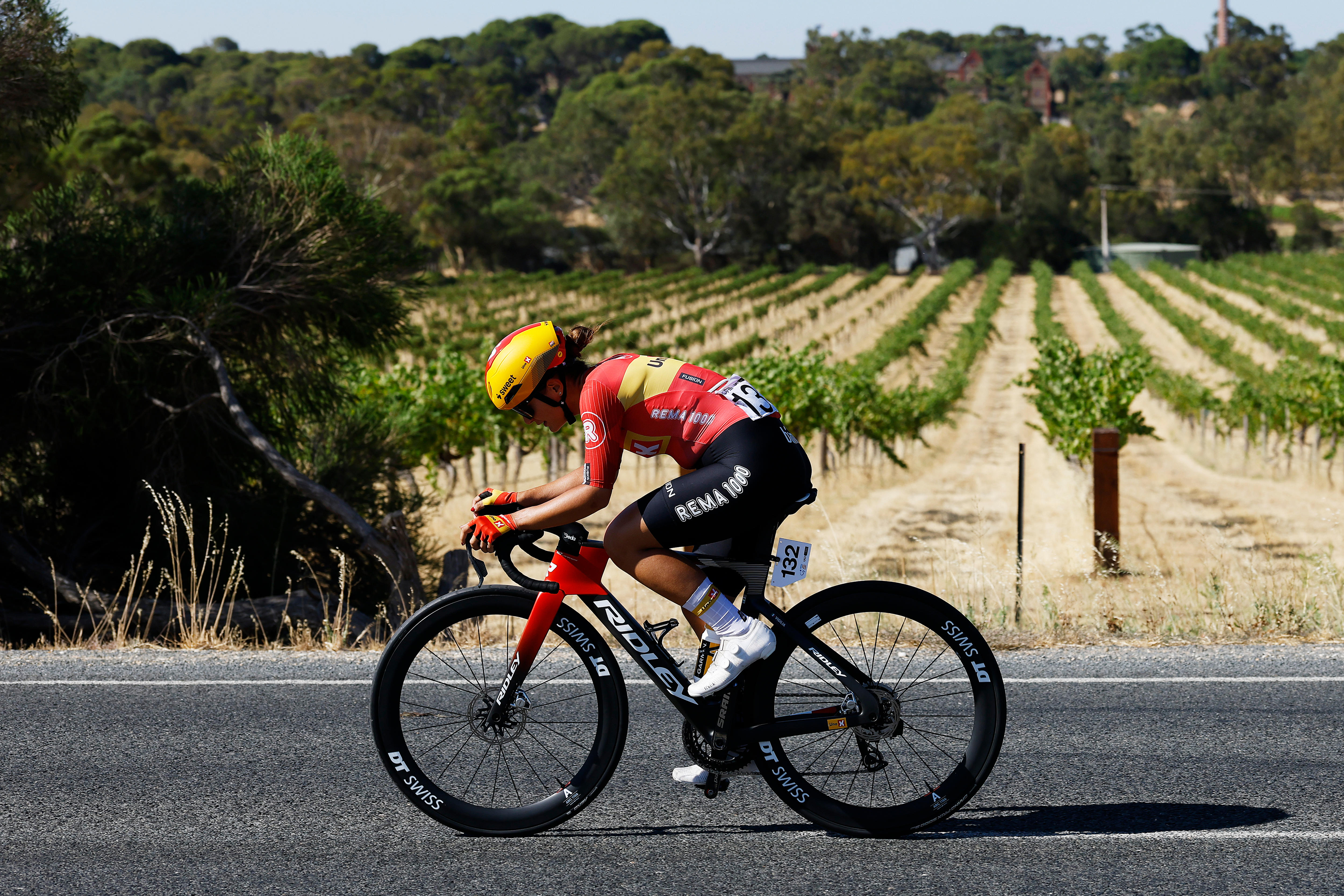 Alessia Vigilia cabalga entre viñedos