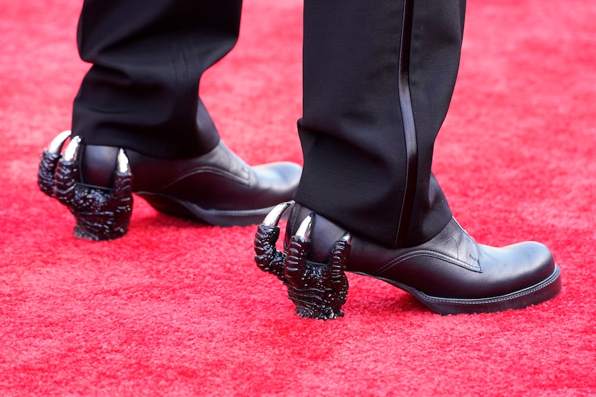 Takashi Yamazaki 's shoes, which have black reptile claws for heels