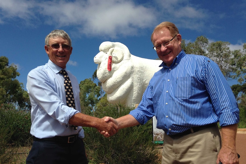 Wagin Shire President Phil Blight and Goulburn Mayor Bob Kirk shake hands