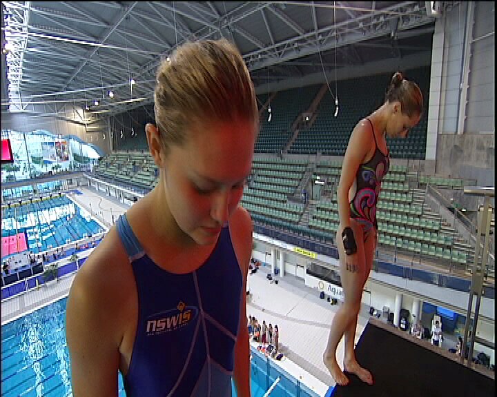 Diving pair in perfect sync - ABC News