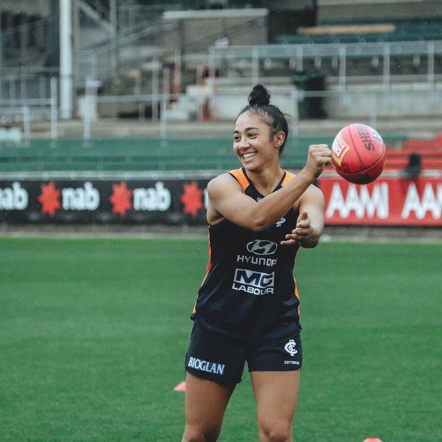 Darcy Vescio playing AFL in a sport ground.