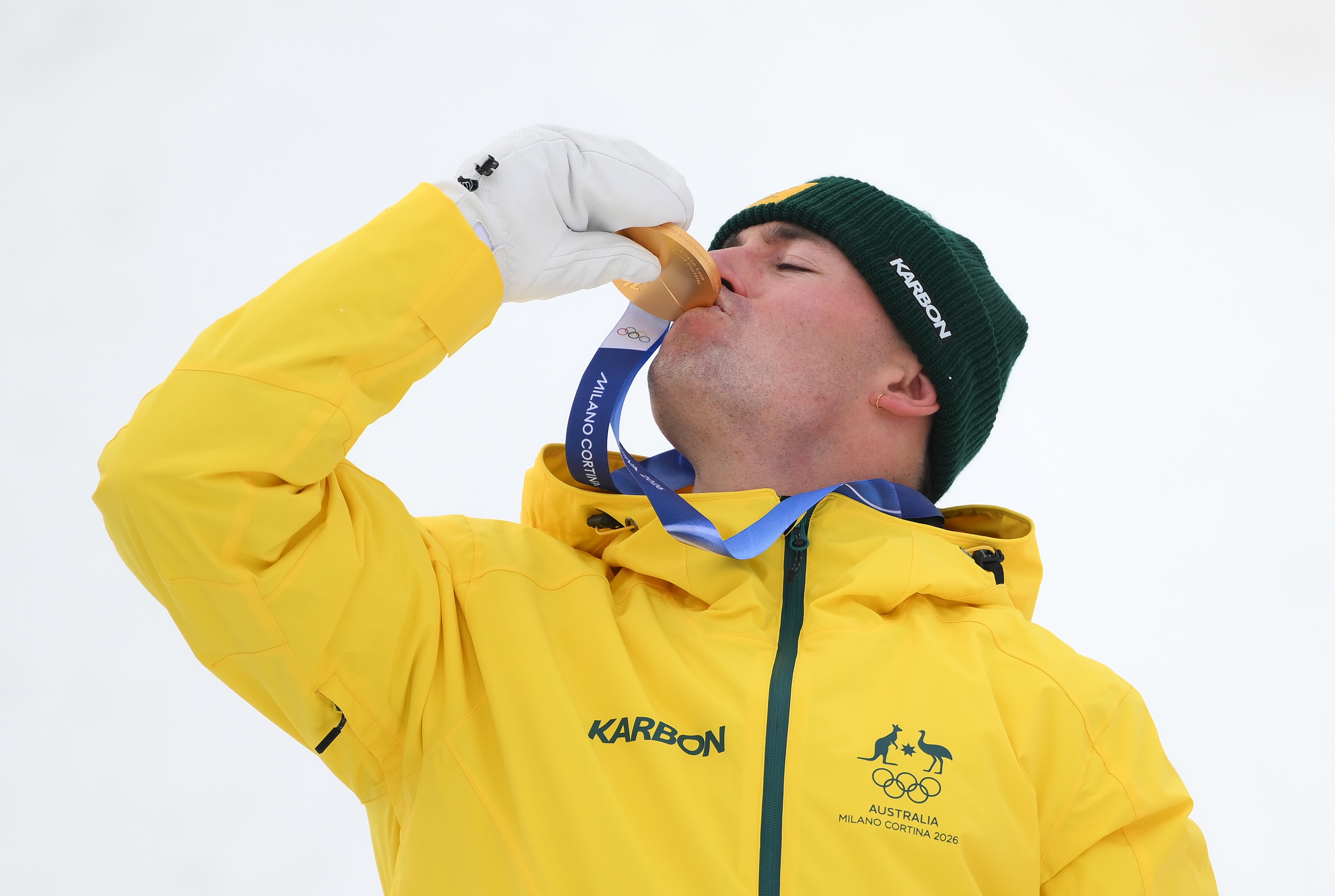 Cooper Woods beija sua medalha de ouro nos Jogos Olímpicos de Inverno de Milão Cortina.