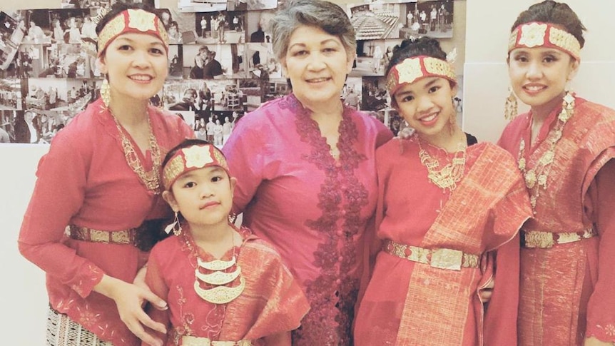 Tiur Ratu Br Munthe (tengah) bersama anak dan cucunya mengenakan pakaian adat Batak dalam salah satu acara di Sydney.