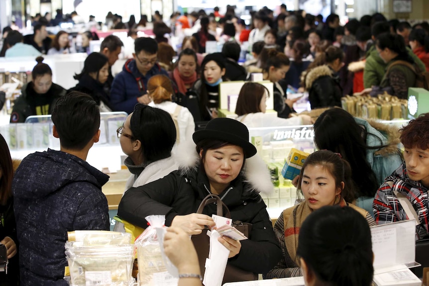 中国游客在一家免税店购物