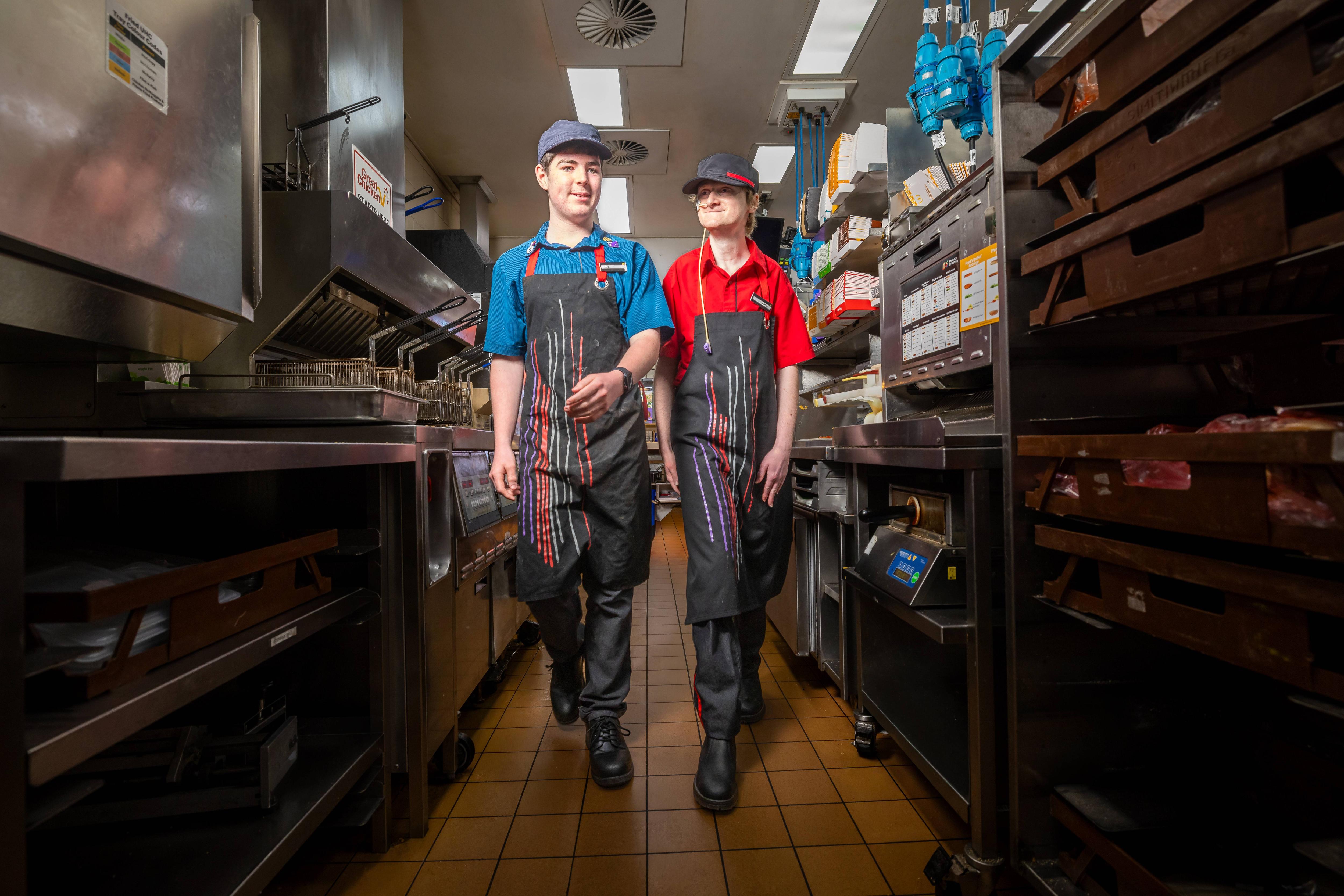 Ethan e colega de trabalho na cozinha.
