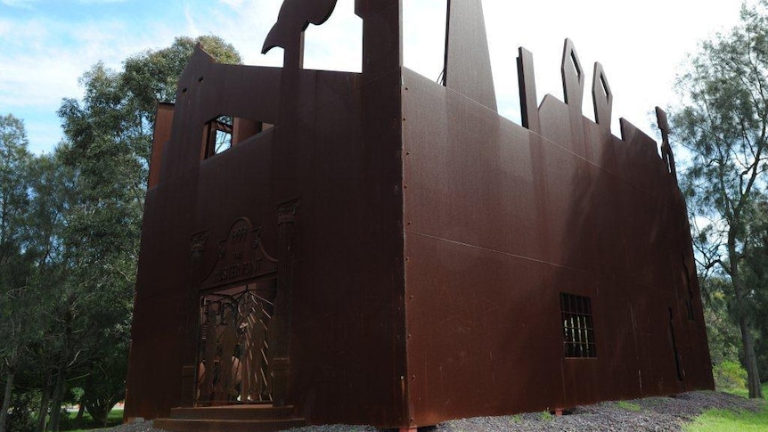 The Muster Point, 70 tonne steel structure, was built to mark the closure of the steelworks in 1999.