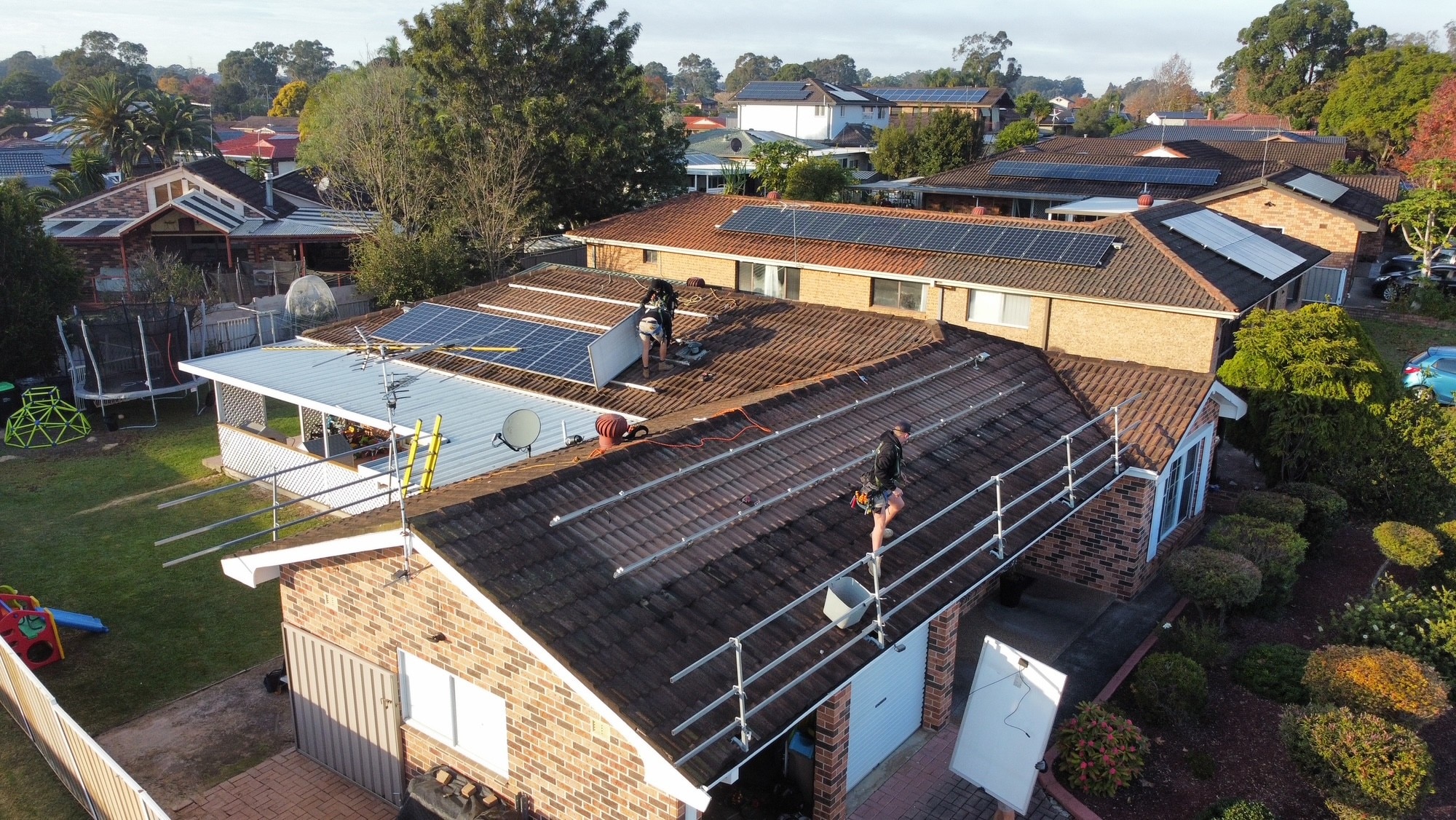 abc.net.au - ABC News - Solar waste problem looms following rooftop panel boom, with batteries to add to the pile