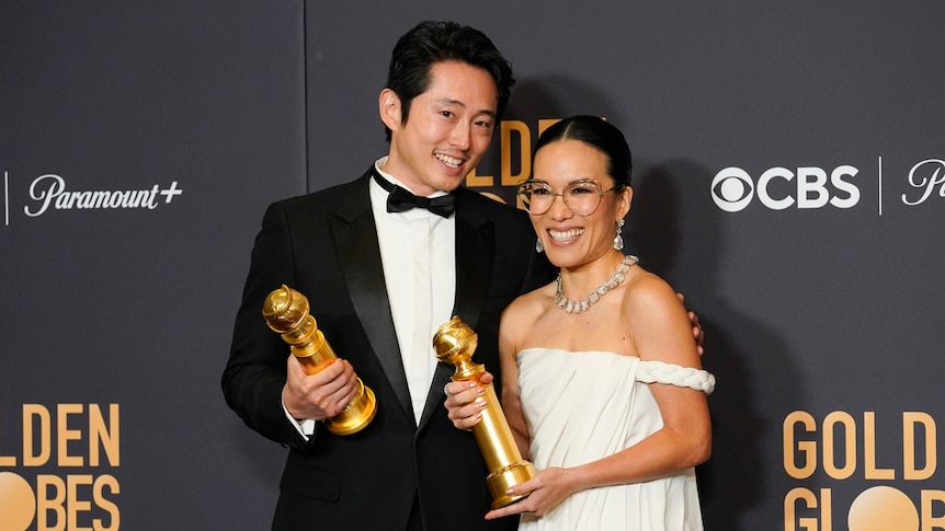 亚裔演员史蒂文·元和黄阿丽分别摘得迷你剧集及电视电影类别最佳男主角和女主角的桂冠。