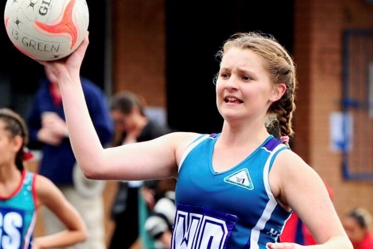 13 year old Daisy Webber playing netball