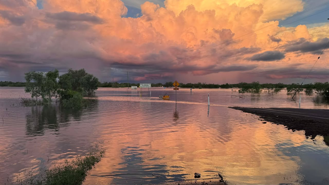 Inundações ao anoitecer em Normanton.