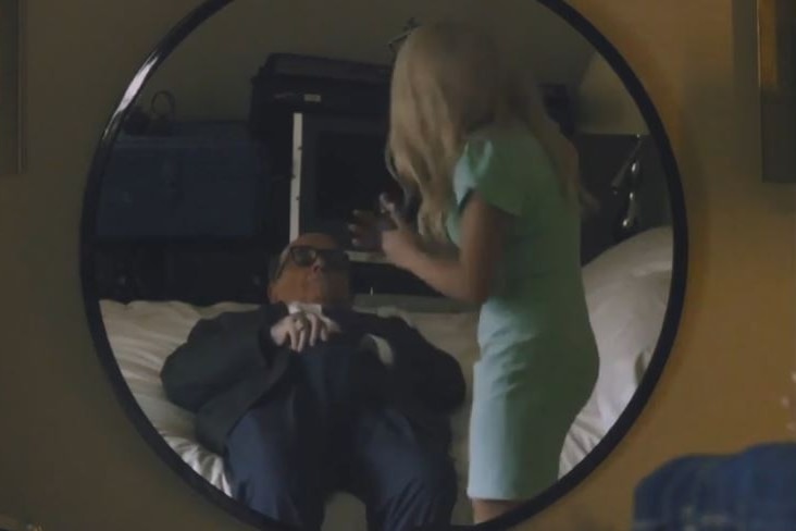 鲁迪·朱利安妮（Rudy Giuliani）躺在床上，双手插在裤子上，靠近女演员玛丽亚·巴卡洛娃（Maria Bacalova）