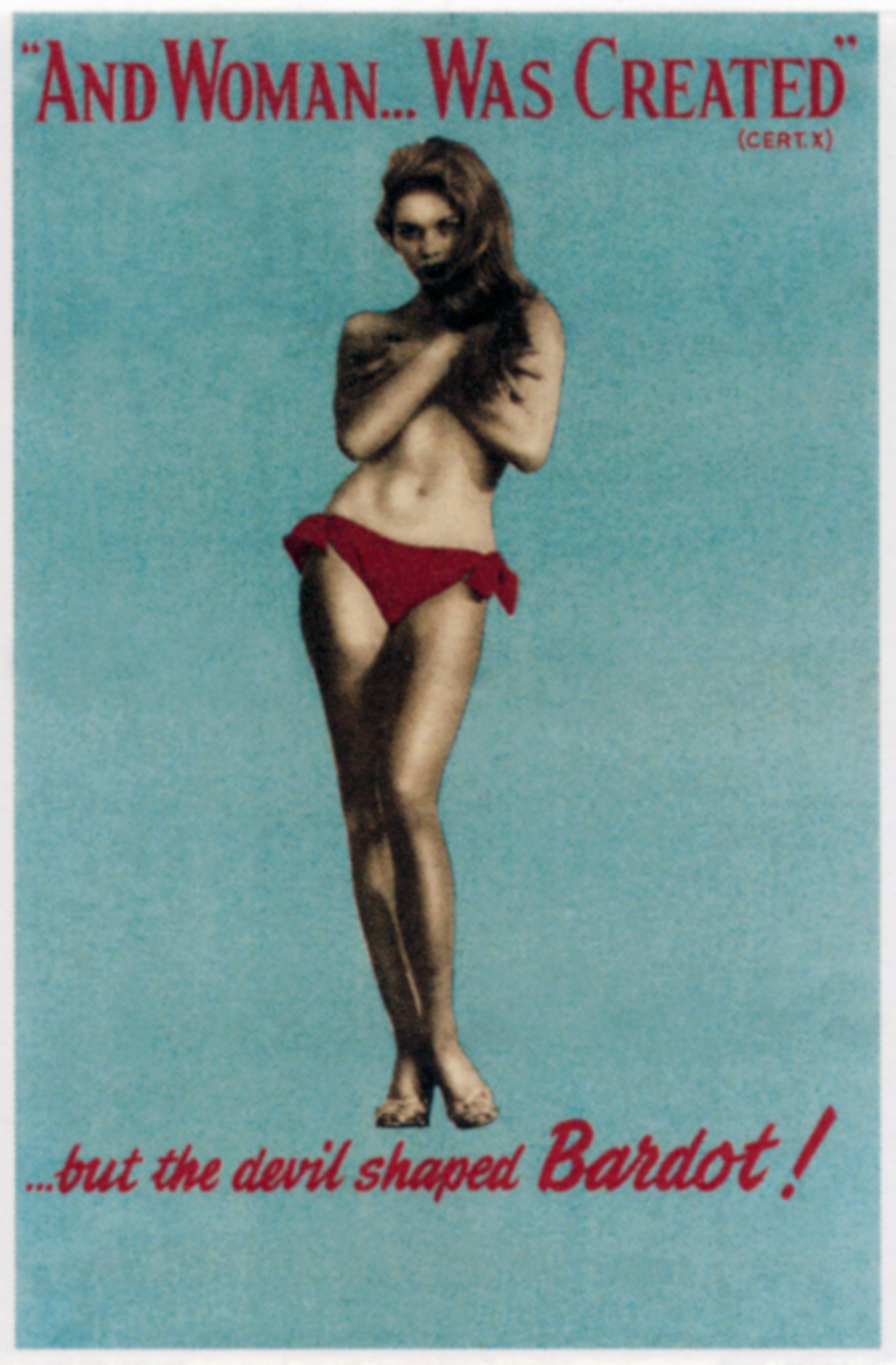 Una mujer en bikini rojo. 