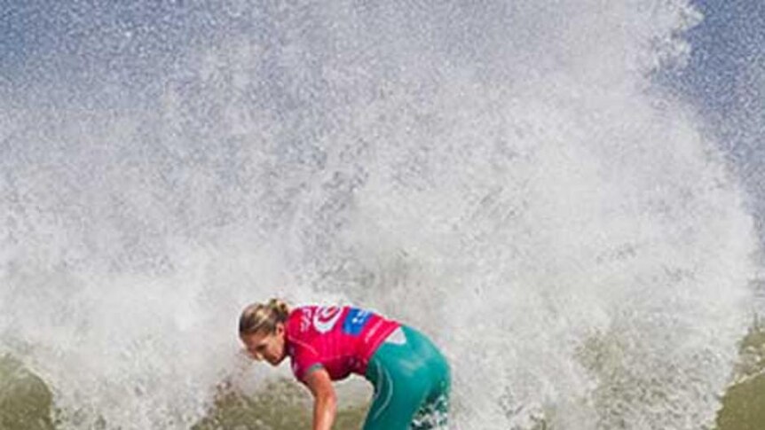 Steph Gilmore takes on a wave on her way to the quarter-finals in Portugal