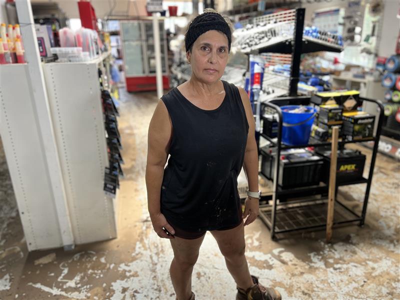 Lisa Zarb está preocupada en una tienda.