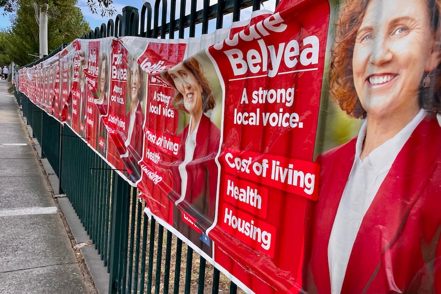 Un cartel electoral con Jodie Belyea.