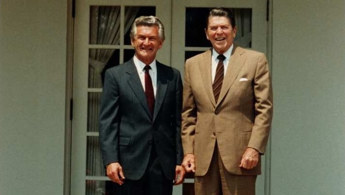 Bob Hawke stands next to US President Ronald Reagan smiling in 1983.