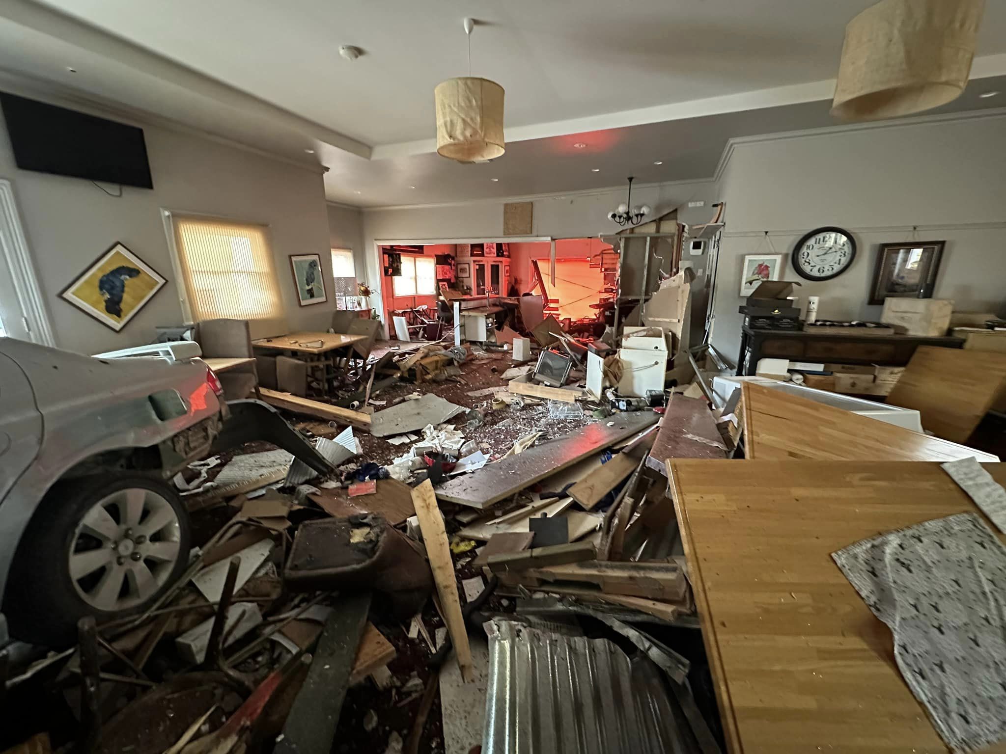 Escombros en el bar frente a un pub después de que un automóvil lo arrasara y en las mesas del comedor.