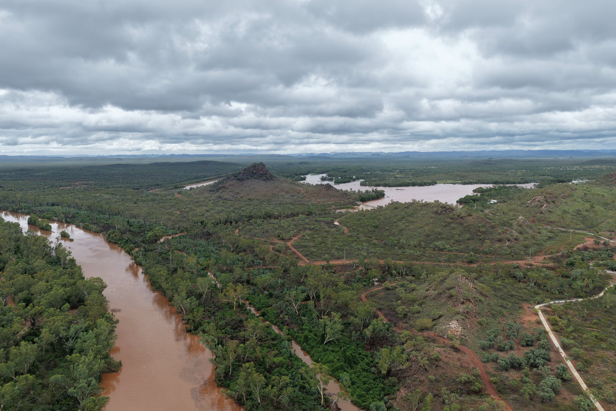 Vista aérea de um rio e barragem com níveis de água elevados.