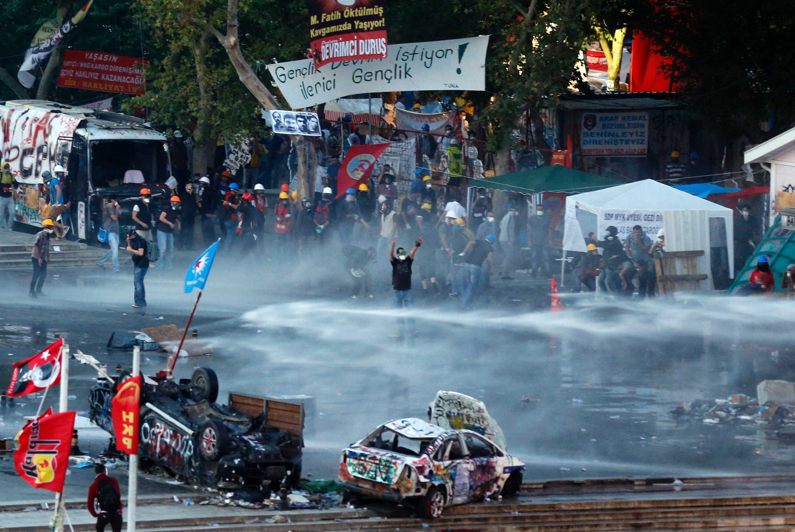 Turkish riot police storm Gezi Park after protesters defy PM's ...
