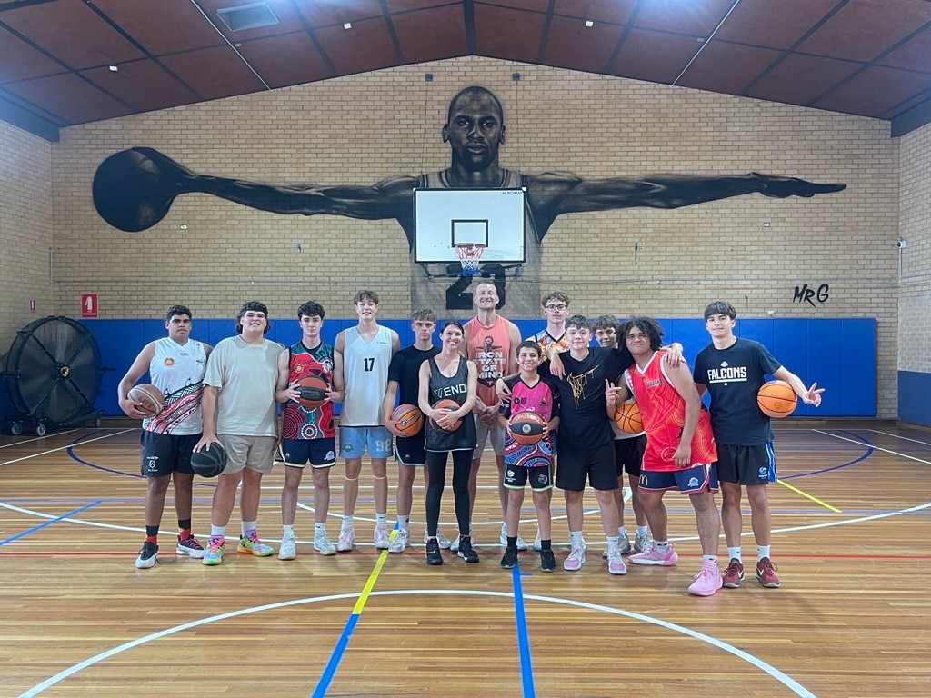 El equipo sonríe a la cámara.