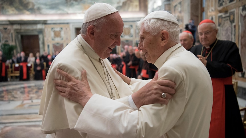 Hollywood Vær modløs ægtemand Pope Francis asks faithful to pray for former pope Benedict XVI who is  'very sick' - ABC News