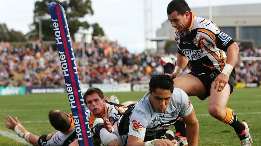 Jerome Ropati reaches out to score for the Warriors