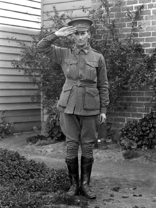 A newly enlisted Les Chandler, early 1915.