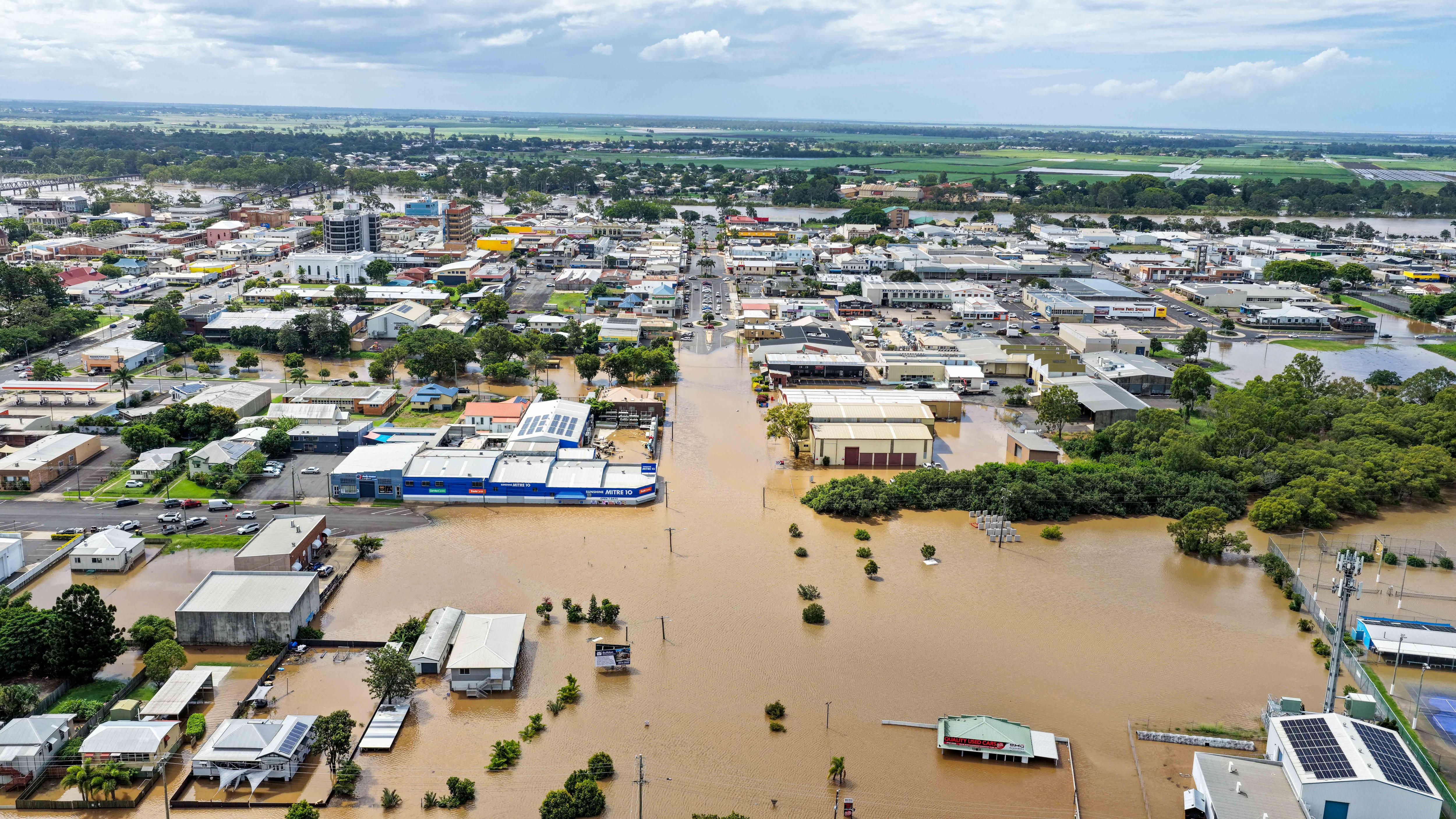 Bundaberg residents brace as floodwater from Burnett River expected to peak this morning