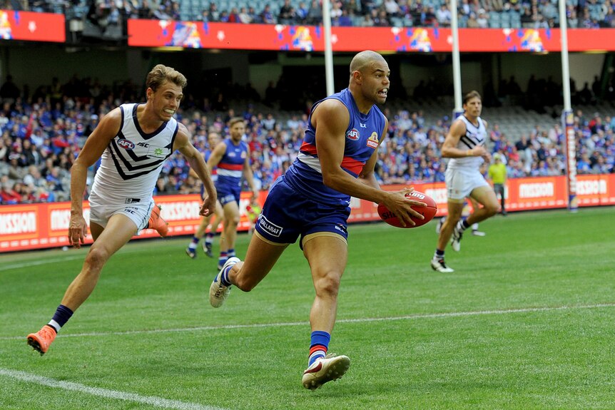 The Bulldogs' Jason Johannisen outruns Fremantle's Tommy Sheridan at Docklands in round one, 2016.