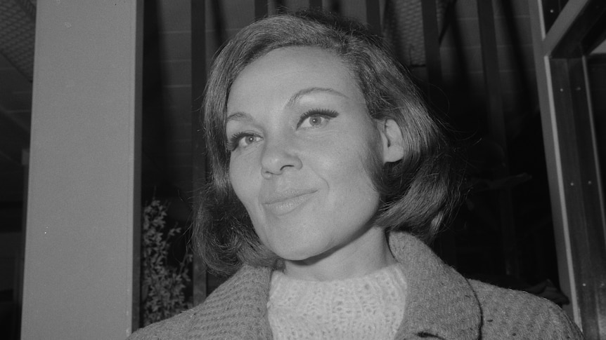 A monochrome shot of a young Cleo Laine, looking down to the camera