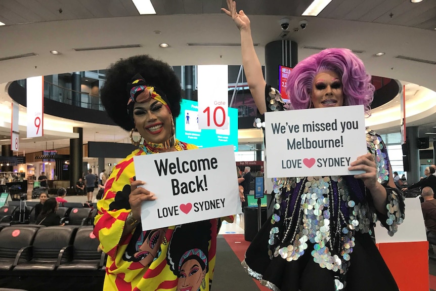 抵达悉尼的维州人在机场受到了热烈欢迎。