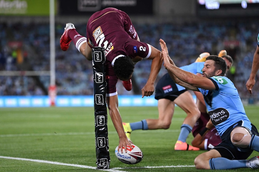 Xavier Coates scores a Queensland try