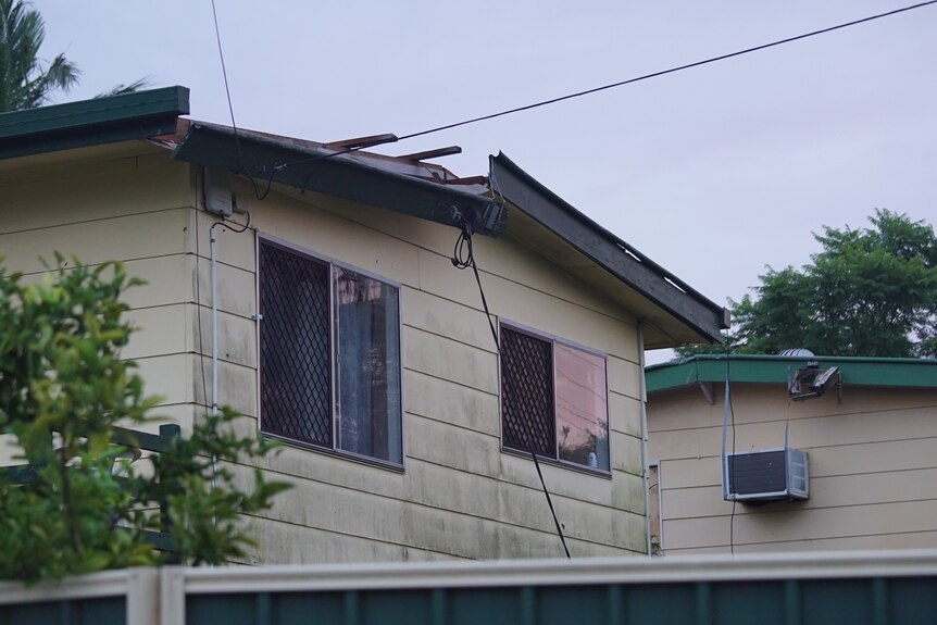 Une maison dont il manque une partie de sa toiture après que des tempêtes ont frappé la région.