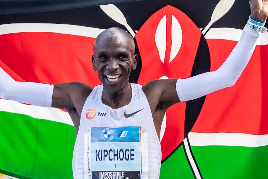 Eilud Kipchoge holds up a kenya flag