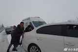 大雪路上人们在推车