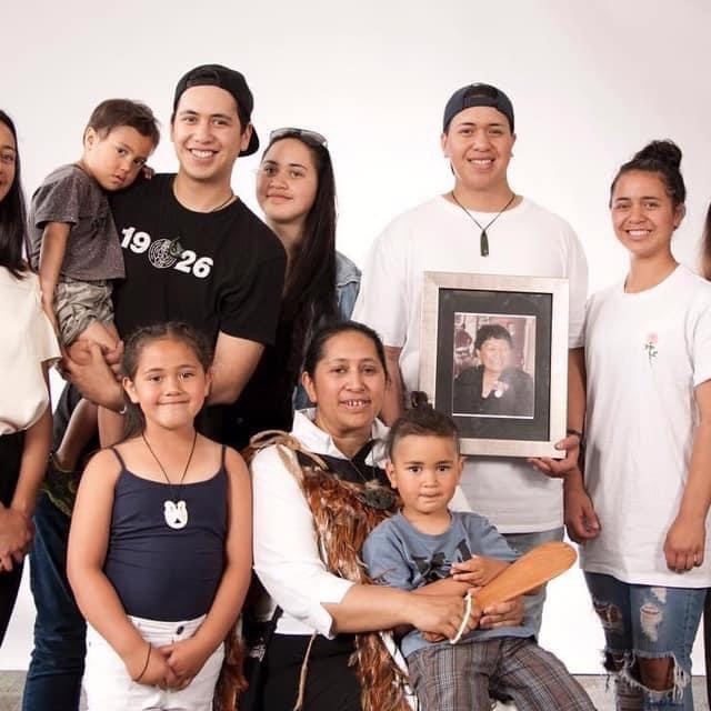 Maakarita Paku with seven of her children, her niece and grandson posing for a family photo