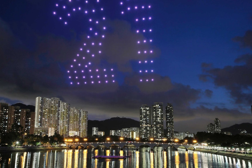 100 lit up drones show number 21 in the sky