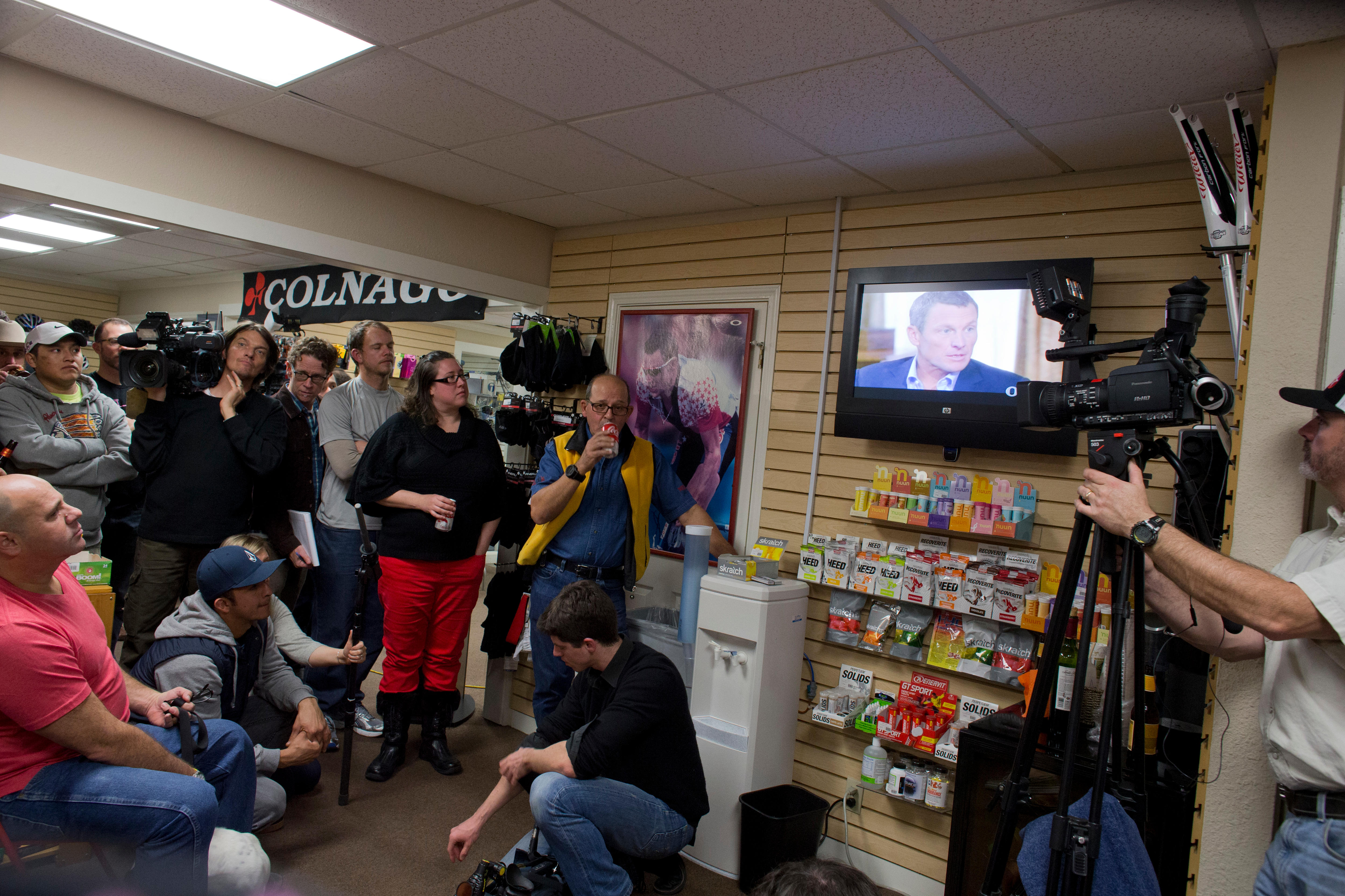 Pessoas assistem entrevista de Oprah Lance