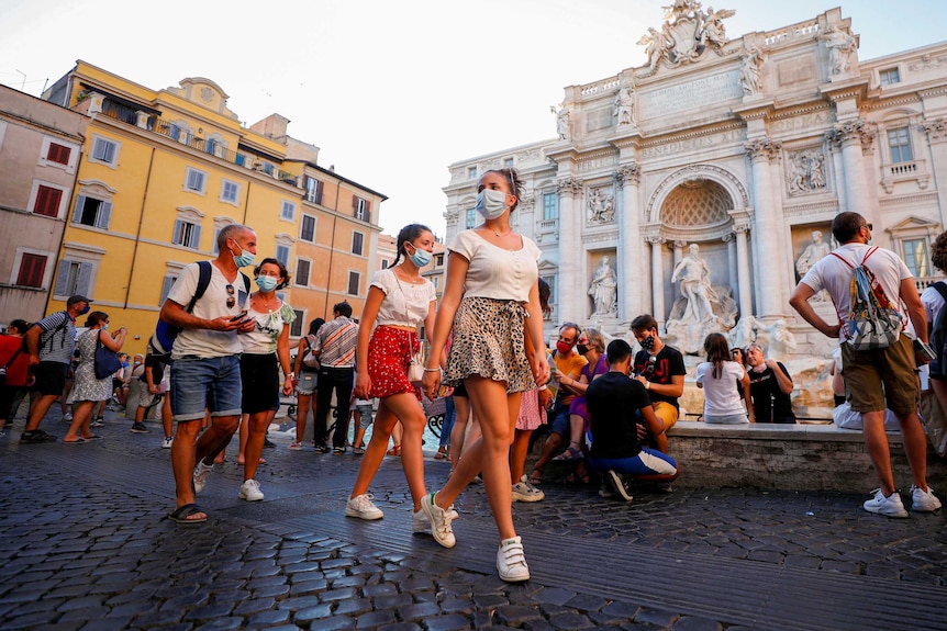 Un grupo de encapuchados cruza la Fontana de Trevi