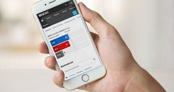 A mobile phone user looking at the ABC's NSW election night results page