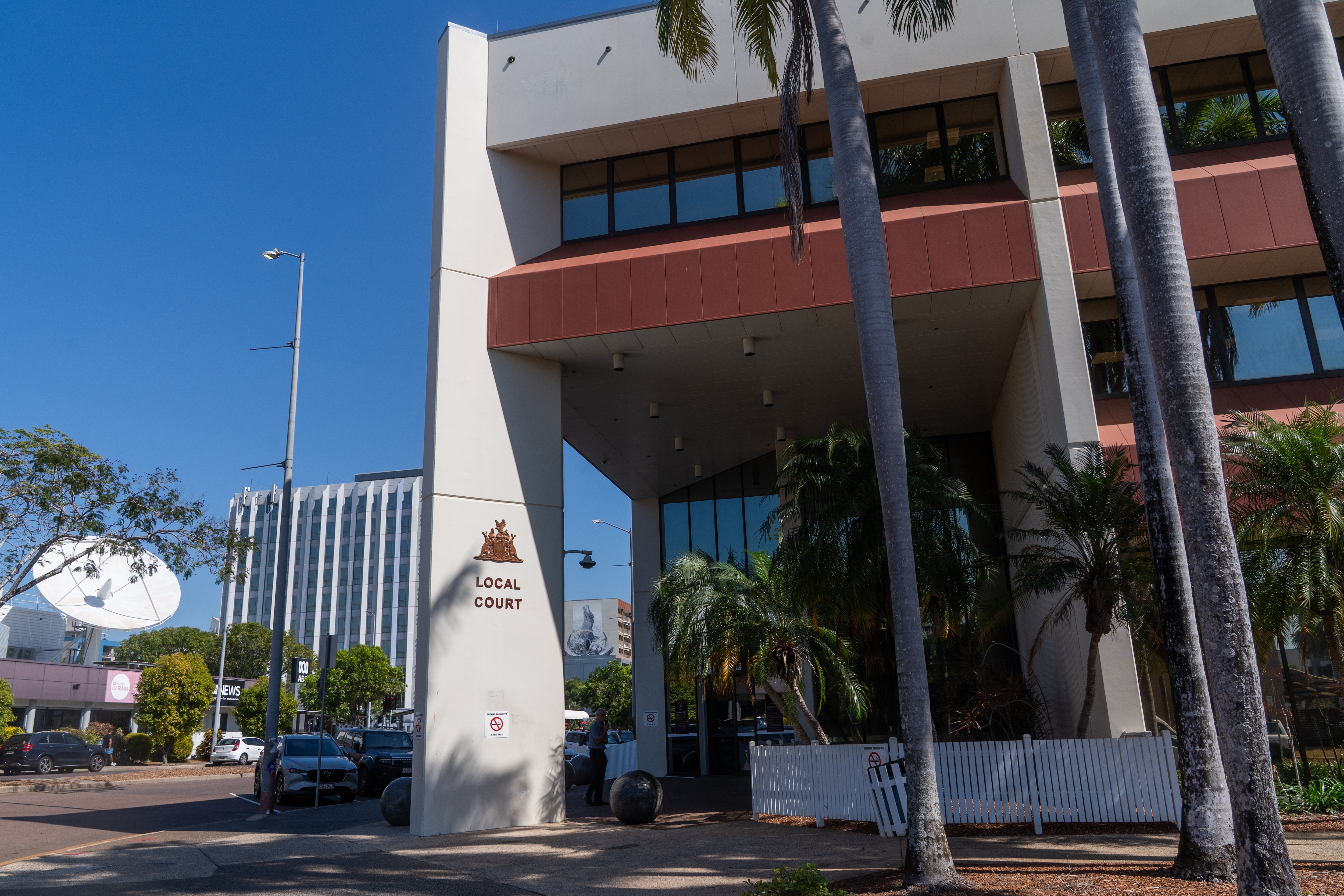 Un escudo de armas en el exterior de un palacio de justicia con las palabras: Tribunal de Distrito al lado