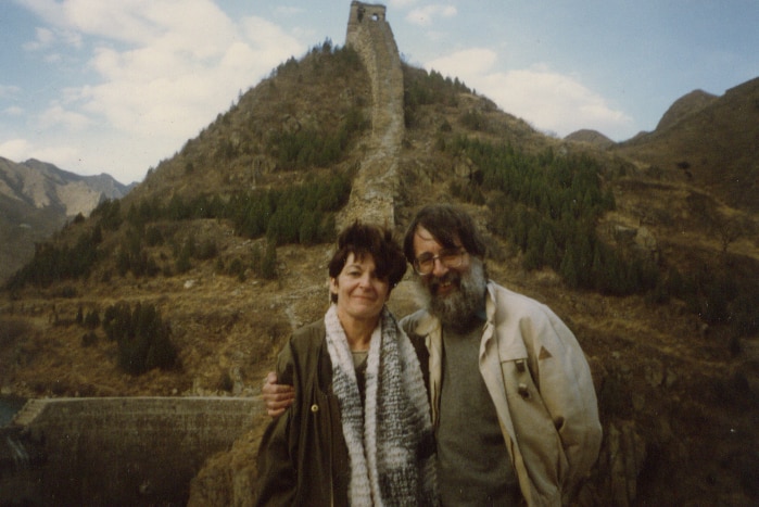 Australian expats Shelley Warner and Tony Voutas pose in front of the Great Wall of China.