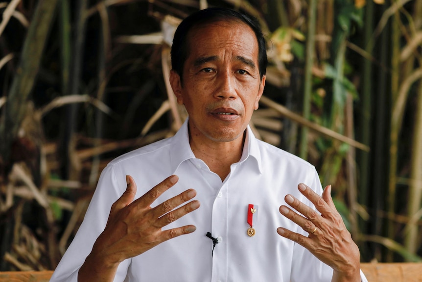 Le président indonésien Joko Widodo fait des gestes lors d'une interview