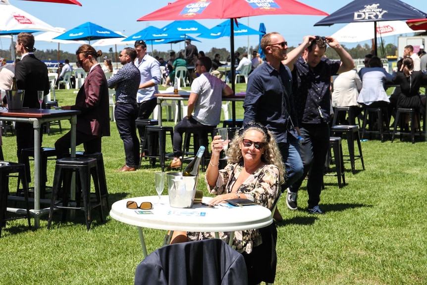 Wollongong racegoers on Melbourne Cup day