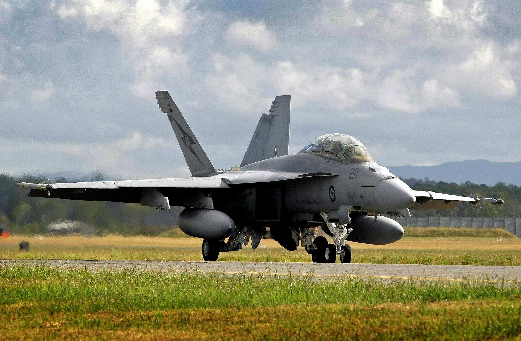 Raaf Super Hornet Pilots Making Split Second Decisions In Skin Tight Suits Abc News