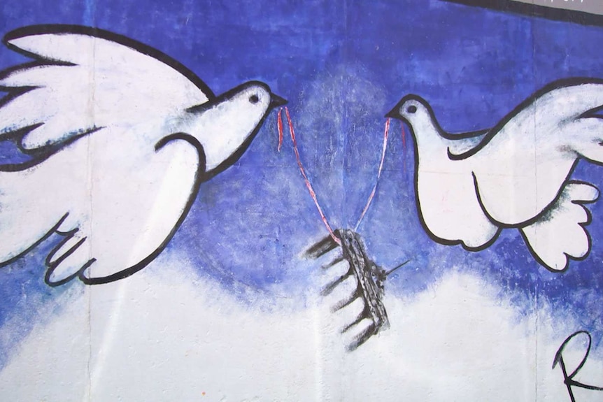 Dove graffiti on Berlin Wall